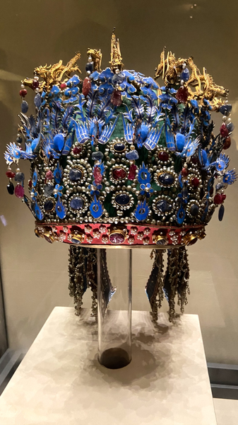 Exquisite Phoenix Coronet Mesmerizes Crowds at Beijing’s National Museum Exquisite Phoenix Coronet Mesmerizes Crowds at Beijing’s National Museum video poster
