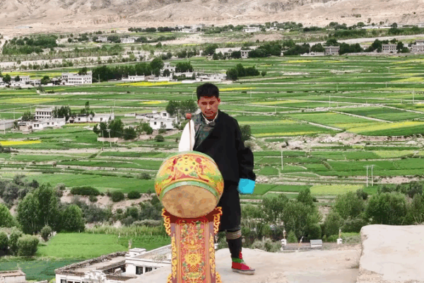 Sechu Dorje Drops a New Beat on the Tibetan Drum Sechu_Dorje_Drops_a_New_Beat_on_the_Tibetan_Drum video poster