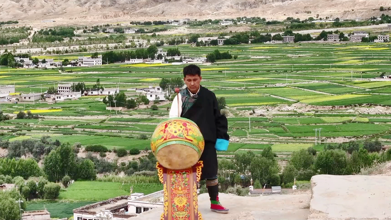Sechu_Dorje_Drops_a_New_Beat_on_the_Tibetan_Drum video poster