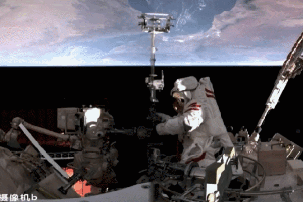 Shenzhou-19 Crew Outsmarts Unexpected EVA Lock Glitch! Shenzhou_19_Crew_Outsmarts_Unexpected_EVA_Lock_Glitch_