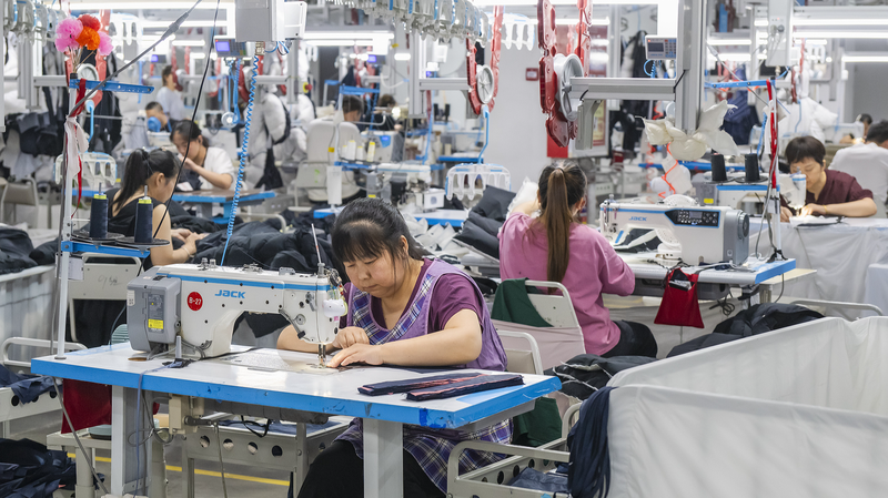 US Tariffs Hit Domestic Giants with Billions in Losses US_Tariffs_Hit_Domestic_Giants_with_Billions_in_Losses