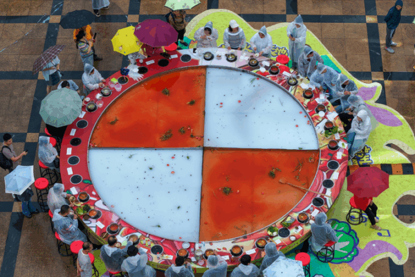 Giant Hot Pot Steams Up Guiyang’s Summer Food Festival Giant Hot Pot Steams Up Guiyang’s Summer Food Festival