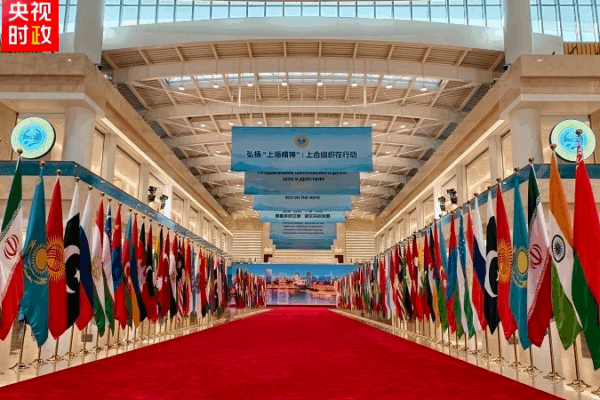 Xi_and_Peng_Liyuan_Host_Banquet_for_SCO_Summit_Guests_in_Tianjin