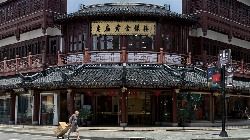Yuyuan_Market__Ming_History_Meets_Modern_Hustle