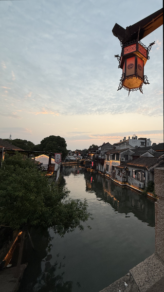 FL93EYIJ8JJ1TCKUB7F2 - News for amigos, by amigos Dusk Magic in Tongli: Jiangsu’s Ancient Water Town Comes Alive video poster