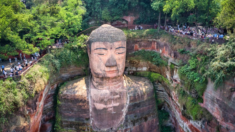 Global_Influencers_Flock_to_Leshan_Giant_Buddha_for_Epic_Cultural_Journey