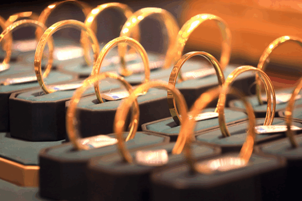 Gold Smashes Record on Fed Cut Bets and Dollar Woes Gold_Smashes_Record_on_Fed_Cut_Bets_and_Dollar_Woes