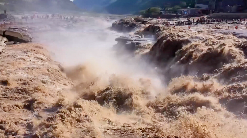 Golden_Waves__Hukou_Waterfall_s_Seasonal_Spectacle_on_Shanxi_Shaanxi_Border video poster