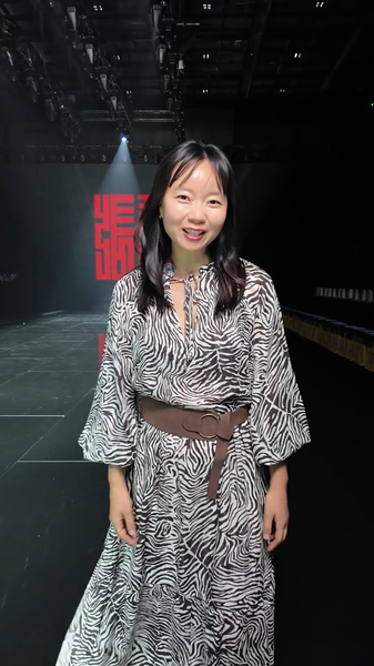 Lion_Dance_Roars_on_Beijing_Fashion_Week_Runway_poster - News for amigos, by amigos Lion_Dance_Roars_on_Beijing_Fashion_Week_Runway video poster