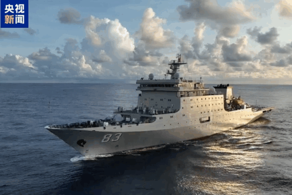 PLA Navy Frigate Qi Jiguang and Yimengshan Enter Hong Kong Waters PLA_Navy_Frigate_Qi_Jiguang_and_Yimengshan_Enter_Hong_Kong_Waters
