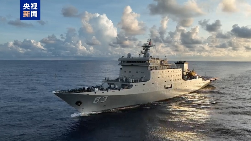 PLA_Navy_Frigate_Qi_Jiguang_and_Yimengshan_Enter_Hong_Kong_Waters