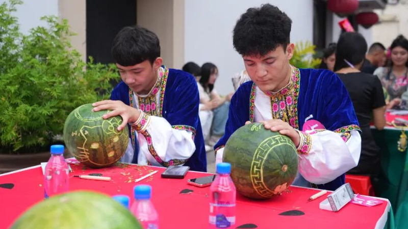 Pinghu’s Watermelon Lantern Festival Lights Up Zhejiang Pinghu’s Watermelon Lantern Festival Lights Up Zhejiang