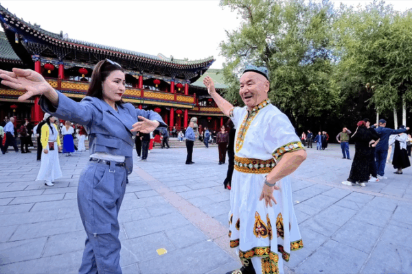 Urumqi’s Daily Dances Celebrate Ethnic Unity Urumqi_s_Daily_Dances_Celebrate_Ethnic_Unity video poster