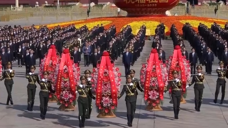 Xi_Honors_Fallen_Heroes_at_Tiananmen_on_Martyrs__Day video poster