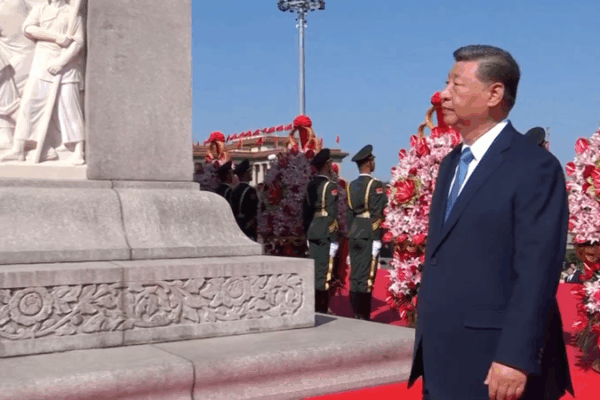 Xi Jinping Honors Heroes at Beijing Monument on Martyrs’ Day Xi_Jinping_Honors_Heroes_at_Beijing_Monument_on_Martyrs__Day video poster