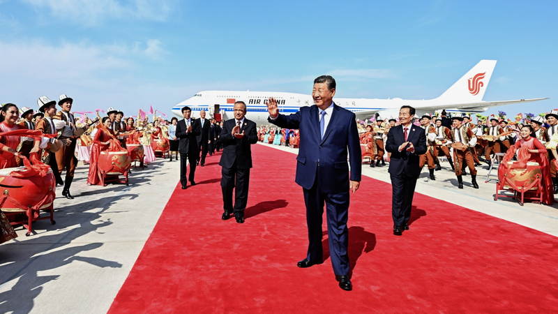 Xi Jinping Lands in Urumqi for Xinjiang’s 70th Anniversary Xi_Jinping_Lands_in_Urumqi_for_Xinjiang_s_70th_Anniversary video poster