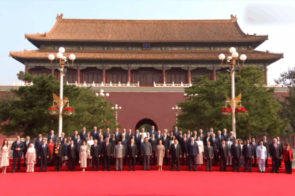 Xi Jinping Poses for Historic Group Photo at 80th V-Day Commemoration Xi_Jinping_Poses_for_Historic_Group_Photo_at_80th_V_Day_Commemoration video poster