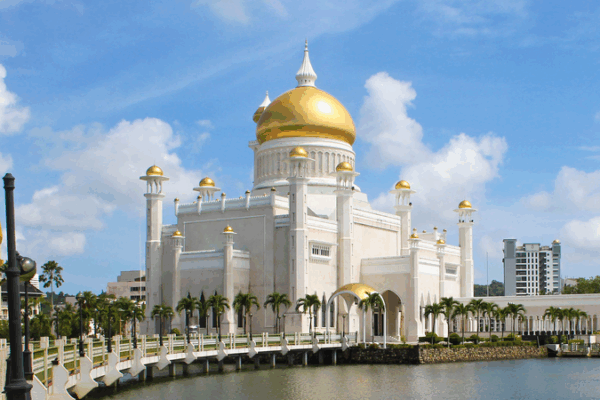 Brunei’s Iconic Omar Ali Saifuddien Mosque Shines with Modern Flair Brunei’s Iconic Omar Ali Saifuddien Mosque Shines with Modern Flair