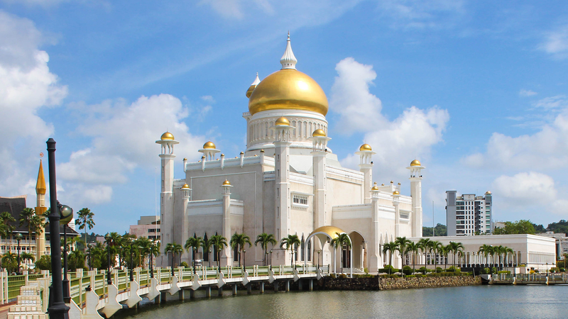 4QRNZSYOZIAYT722UQ33 - News for amigos, by amigos Brunei’s Iconic Omar Ali Saifuddien Mosque Shines with Modern Flair