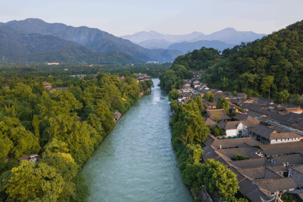 Exploring Dujiangyan’s 2,200-Year-Old ‘Bottle Mouth’ Sluice Exploring Dujiangyan’s 2,200-Year-Old 'Bottle Mouth' Sluice video poster