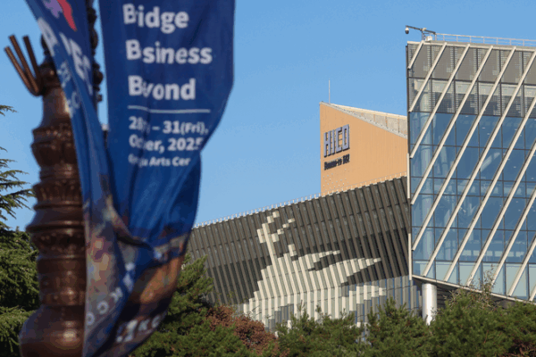 Xi Jinping Joins 32nd APEC Economic Leaders’ Meeting in Gyeongju