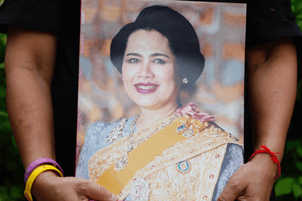 Xi Jinping Sends Condolences Over Thailand’s Queen Mother Sirikit’s Passing