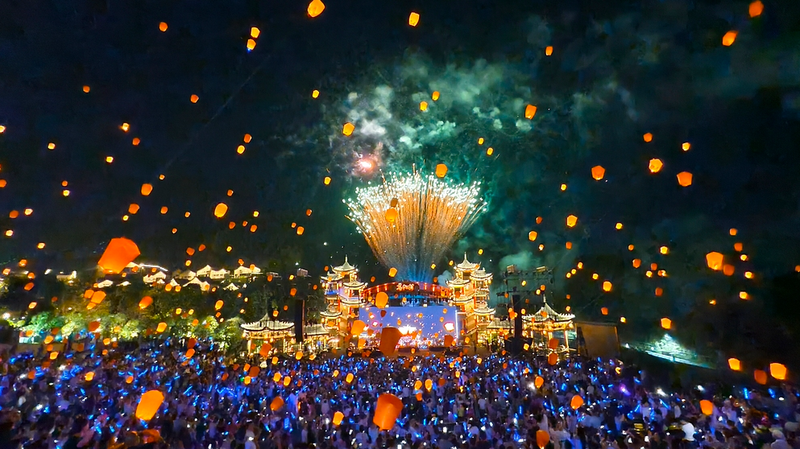 A Thousand Lanterns Illuminate Gexian Village A_Thousand_Lanterns_Illuminate_Gexian_Village