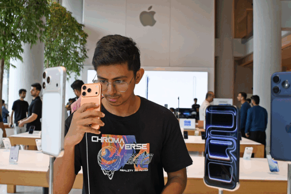 Apple Urges India to Tweak Tax Law to Boost iPhone Expansion Apple_Urges_India_to_Tweak_Tax_Law_to_Boost_iPhone_Expansion
