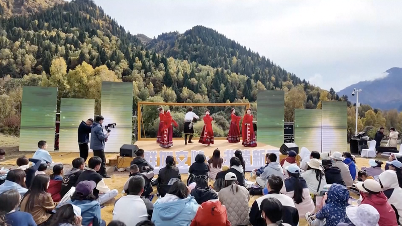 Autumn Colors Spark Tourism Boom in the Chinese Mainland Autumn_Colors_Spark_Tourism_Boom_in_the_Chinese_Mainland video poster