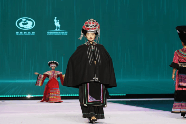Chuxiong Fashion Week: Where Yi Tradition Dazzles the Runway Chuxiong_Fashion_Week__Where_Yi_Tradition_Dazzles_the_Runway video poster
