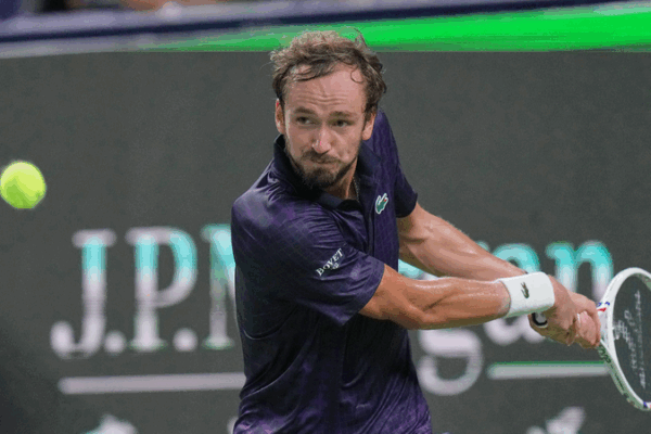 Daniil Medvedev Survives Thriller vs Learner Tien at Shanghai Masters Daniil_Medvedev_Survives_Thriller_vs_Learner_Tien_at_Shanghai_Masters