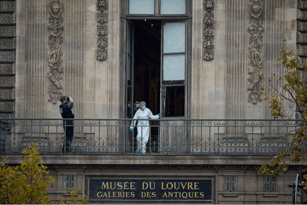 Daring Jewelry Heist Shuts Louvre in Under 7 Minutes Daring_Jewelry_Heist_Shuts_Louvre_in_Under_7_Minutes video poster