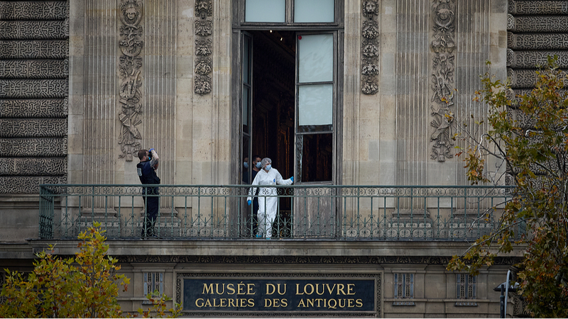 Daring_Jewelry_Heist_Shuts_Louvre_in_Under_7_Minutes video poster