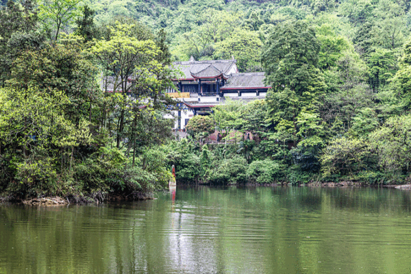 Discover the Tranquility of Yuecheng Lake at Mount Qingcheng Discover_the_Tranquility_of_Yuecheng_Lake_at_Mount_Qingcheng video poster