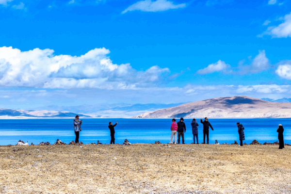 Fairyland Vibes: Lake Lhanag-tso’s Azure Waters in Xizang Fairyland_Vibes__Lake_Lhanag_tso_s_Azure_Waters_in_Xizang