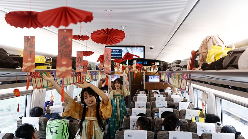 Golden Week Magic: Chinese Mainland Tourist Spots Buzz with Joy Golden_Week_Magic__Chinese_Mainland_Tourist_Spots_Buzz_with_Joy