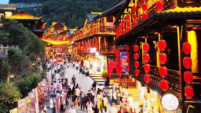 Holiday_Travel_Boom__Scenic_Spots_Sold_Out_in_Chinese_Mainland - News for amigos, by amigos Holiday_Travel_Boom__Scenic_Spots_Sold_Out_in_Chinese_Mainland