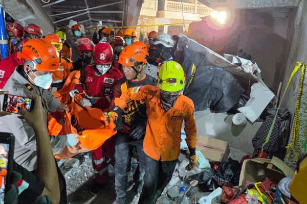 Indonesia School Collapse: Death Toll Hits 5 as 84 Remain Trapped Indonesia_School_Collapse__Death_Toll_Hits_5_as_84_Remain_Trapped