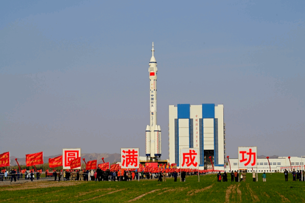 Inside_Shenzhou_21__Engineers_Unveil_Rocket_Transfer_Challenges