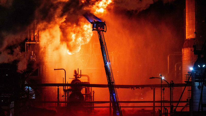 Massive_Fire_at_Chevron_Refinery_in_LA_County - News for amigos, by amigos Massive_Fire_at_Chevron_Refinery_in_LA_County