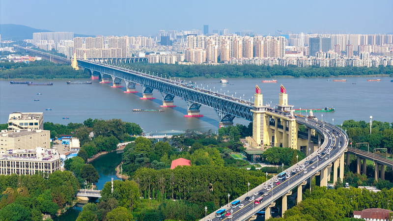 Nanjing_s_Yangtze_River_Bridge__China_s_Double_Deck_Engineering_Wonder_poster - News for amigos, by amigos Nanjing_s_Yangtze_River_Bridge__China_s_Double_Deck_Engineering_Wonder video poster
