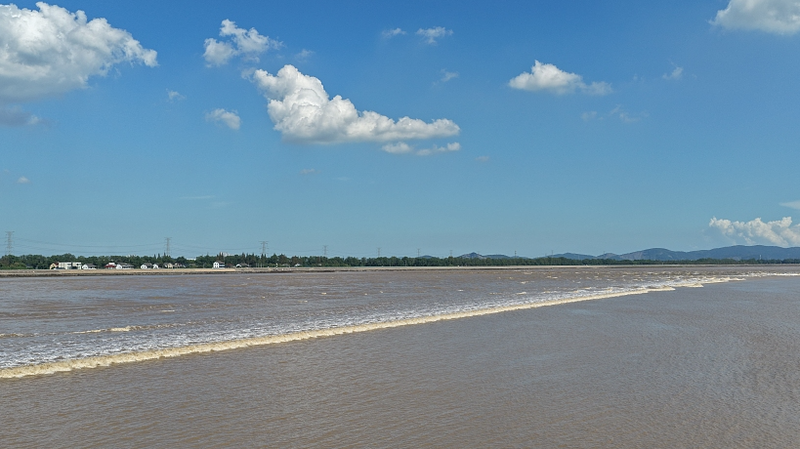 Catch the 2025 Qiantang River Tidal Bore Spectacle 🌊 Catch the 2025 Qiantang River Tidal Bore Spectacle 🌊 video poster