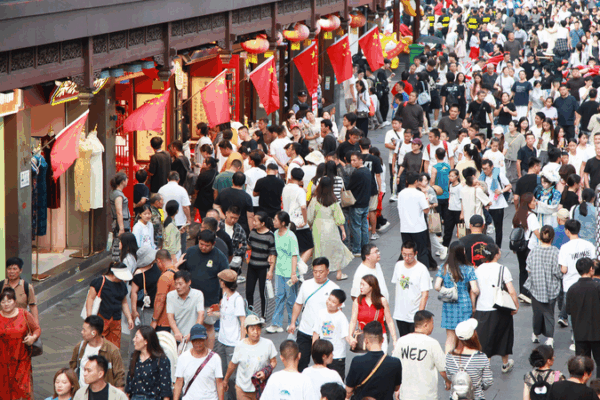 Travel and Spending Skyrocket in Chinese Mainland Holiday Boom Travel_and_Spending_Skyrocket_in_Chinese_Mainland_Holiday_Boom