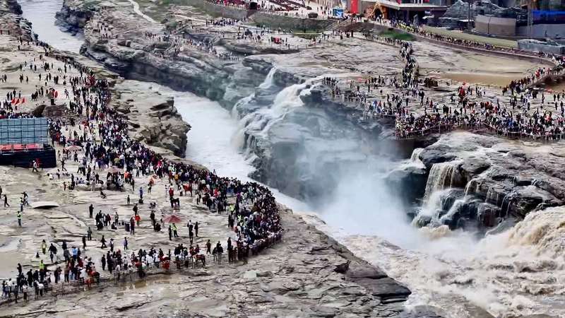 Holiday Cheers at Hukou Waterfall: 30,000 Visit Shanxi’s Autumn Marvel Holiday Cheers at Hukou Waterfall: 30,000 Visit Shanxi’s Autumn Marvel video poster