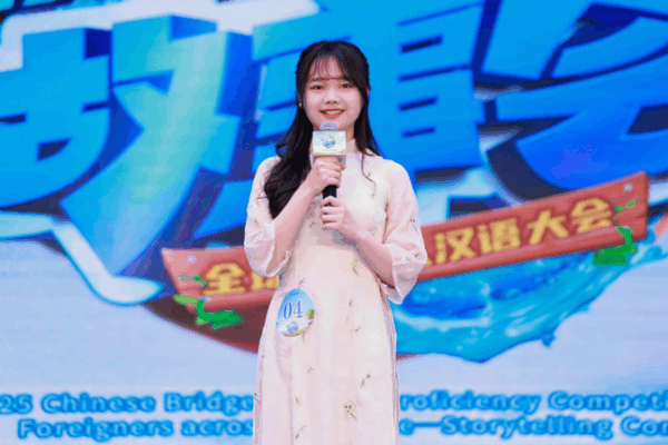 Vietnamese Student Bridges Cultures Through Her Lens Vietnamese_Student_Bridges_Cultures_Through_Her_Lens