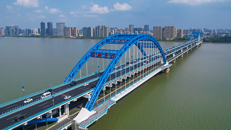 W6EBN9LT6FN00W36DMQB - News for amigos, by amigos Serene Sights: Hangzhou’s Fuxing Bridge Over the Qiantang River video poster