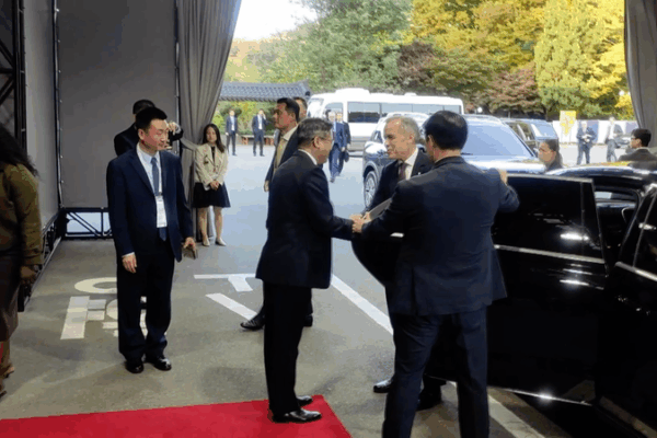 Watch: Xi Jinping Meets Canadian PM Mark Carney in Gyeongju Watch__Xi_Jinping_Meets_Canadian_PM_Mark_Carney_in_Gyeongju video poster
