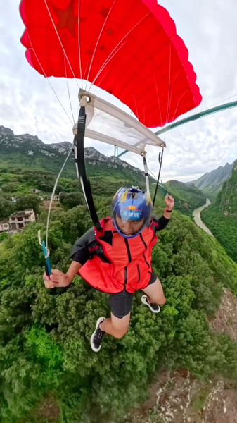 Wingsuit_Pro_Zhang_Shupeng_Leaps_From_World_s_Tallest_Bridge video poster