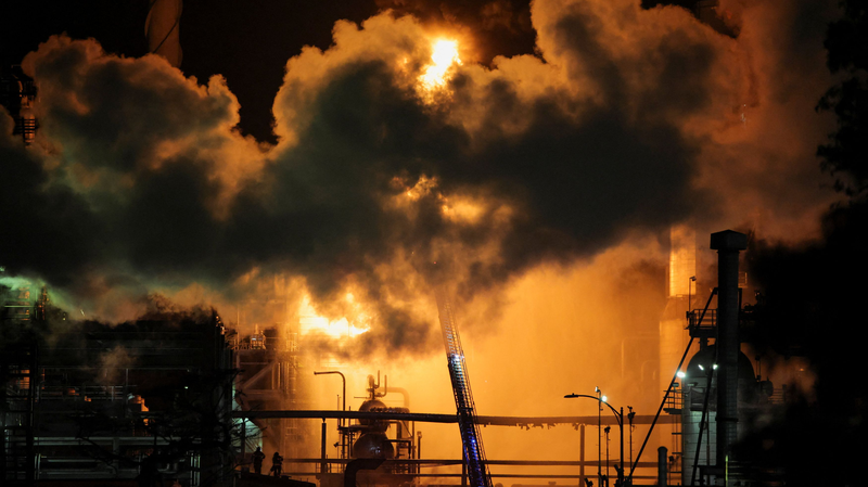 Large Blaze Hits Chevron's El Segundo Refinery Near Los Angeles 🔥 video poster