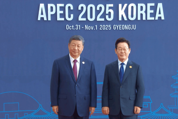Xi_and_ROK_Leader_Lee_Shake_Hands_at_Gyeongju_APEC_Meeting video poster